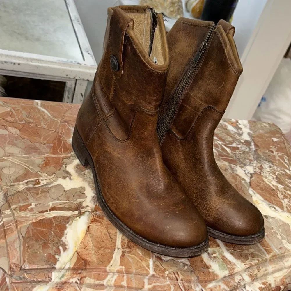 Frye Melissa short zip leather boots size 6